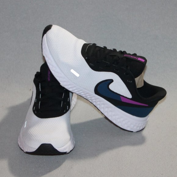 nike revolution 5 white blue